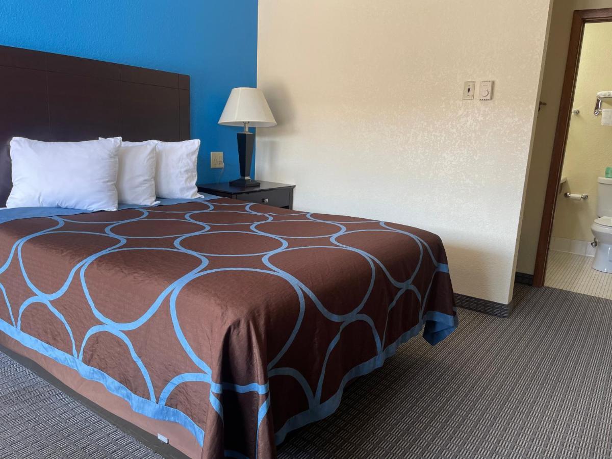 Amerivu Inn & Suites Eau Claire Zewnętrze zdjęcie